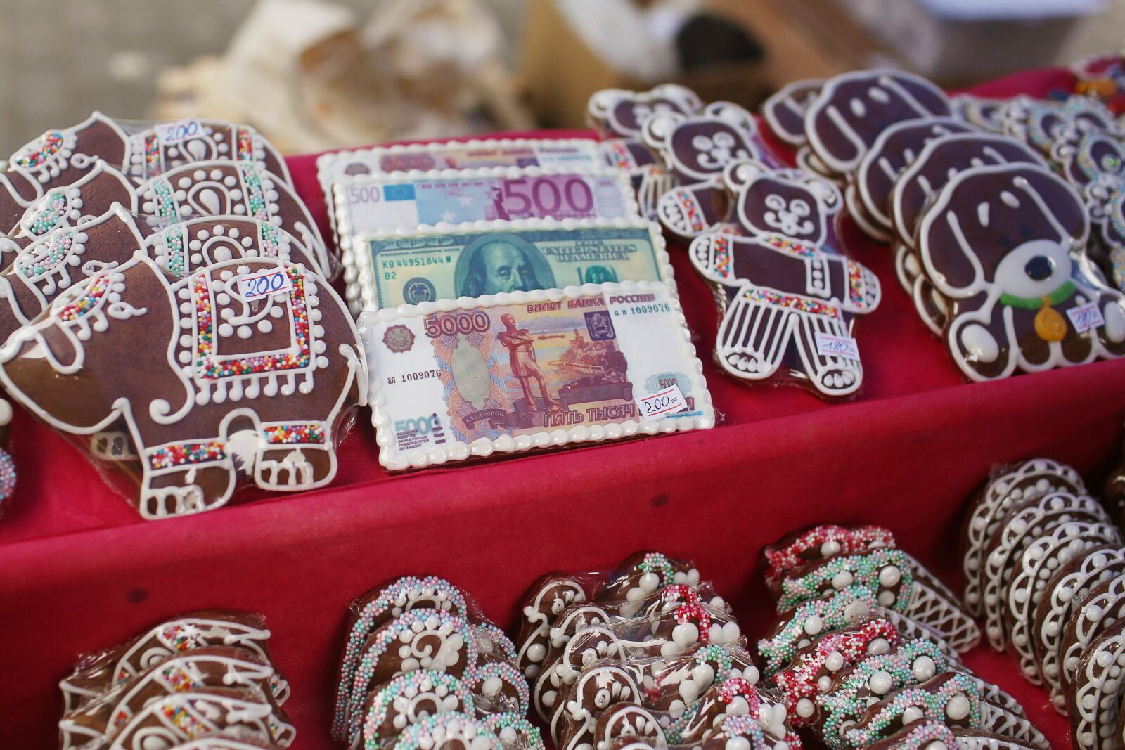 Canon EOS 6D + Canon EF 35mm F1.4L USM sample photo. Money, gingerbread, food photography