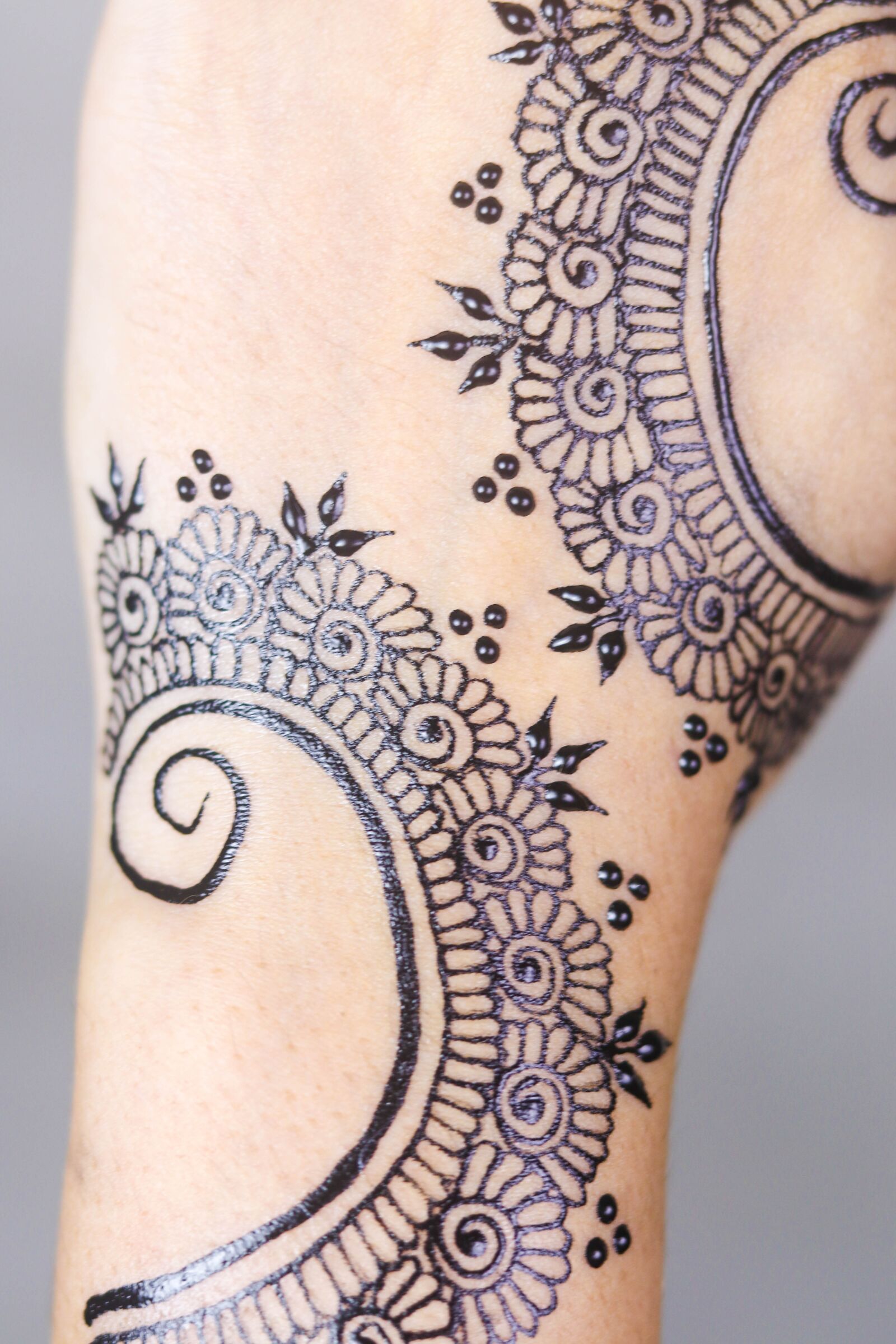 Canon EOS 80D + Canon EF 50mm F1.8 STM sample photo. Henna, hands, mehendi photography