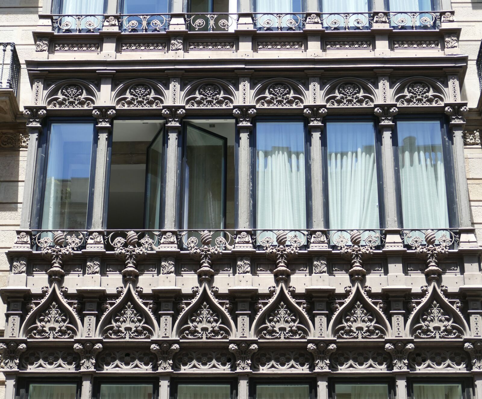 Panasonic Lumix DMC-FZ1000 sample photo. Barcelona, spain, architecture photography