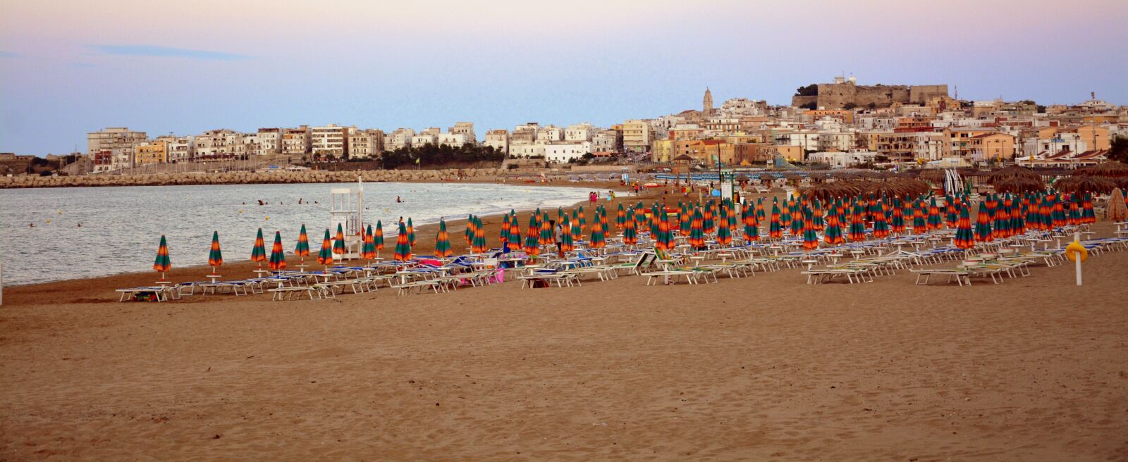 Nikon D7100 sample photo. Vieste, beach, umbrellas photography