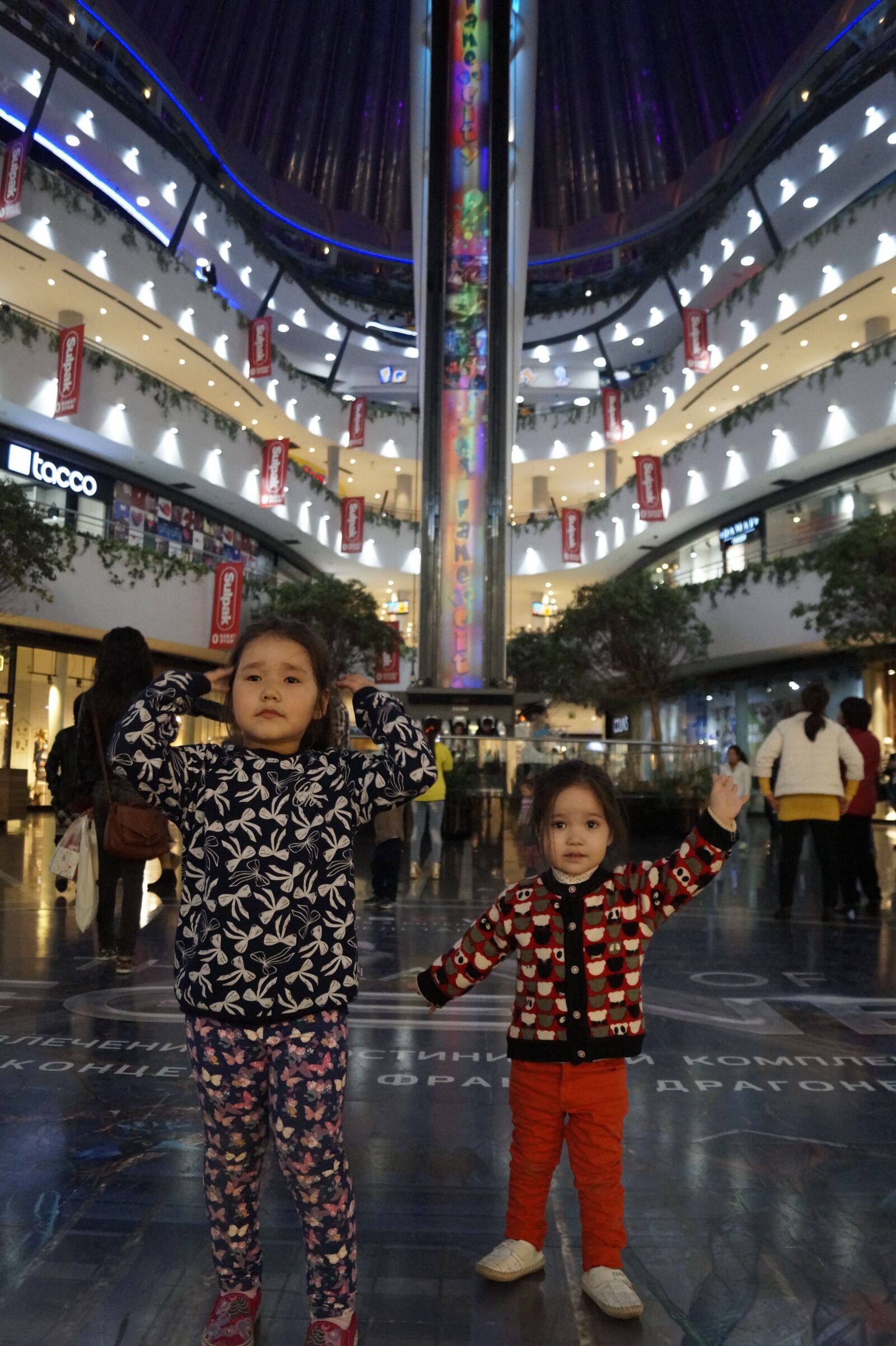 Sony DT 18-55mm F3.5-5.6 SAM II sample photo. Khan shatyr, kids, family photography