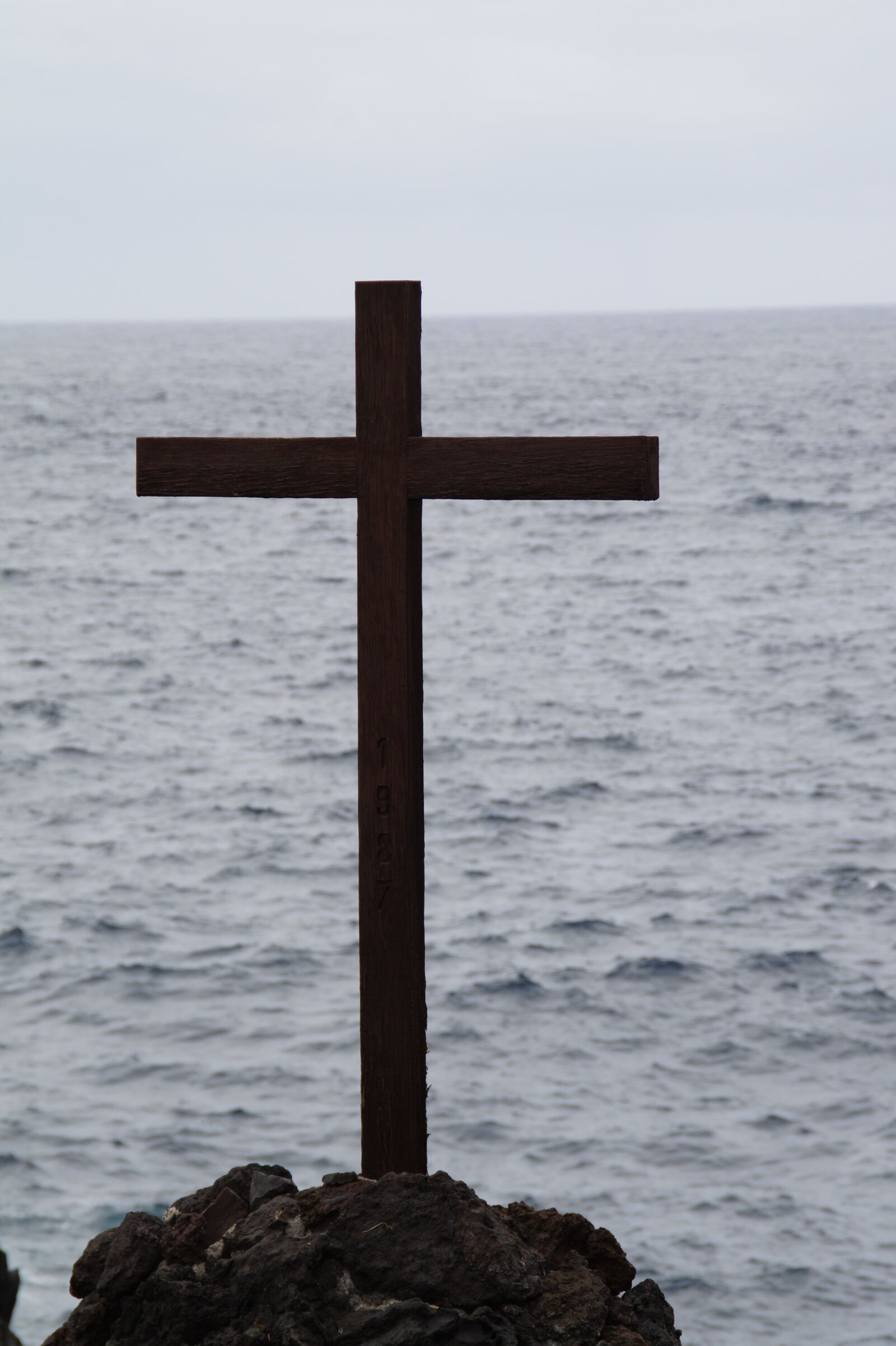 Sony SLT-A58 sample photo. Cross, sea, commemorate photography