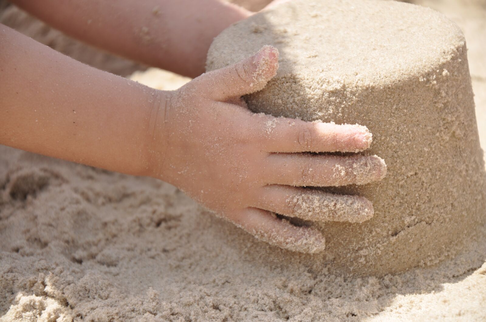 Nikon D90 sample photo. Sand, hand, beach photography