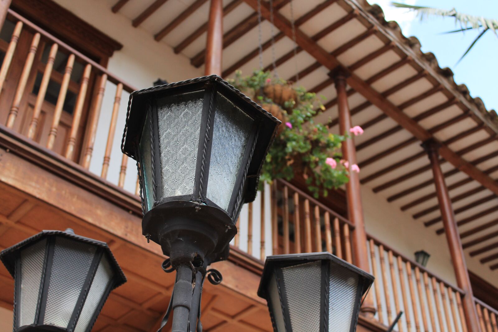 Canon EOS 1200D (EOS Rebel T5 / EOS Kiss X70 / EOS Hi) sample photo. Lantern, balcony, facade photography