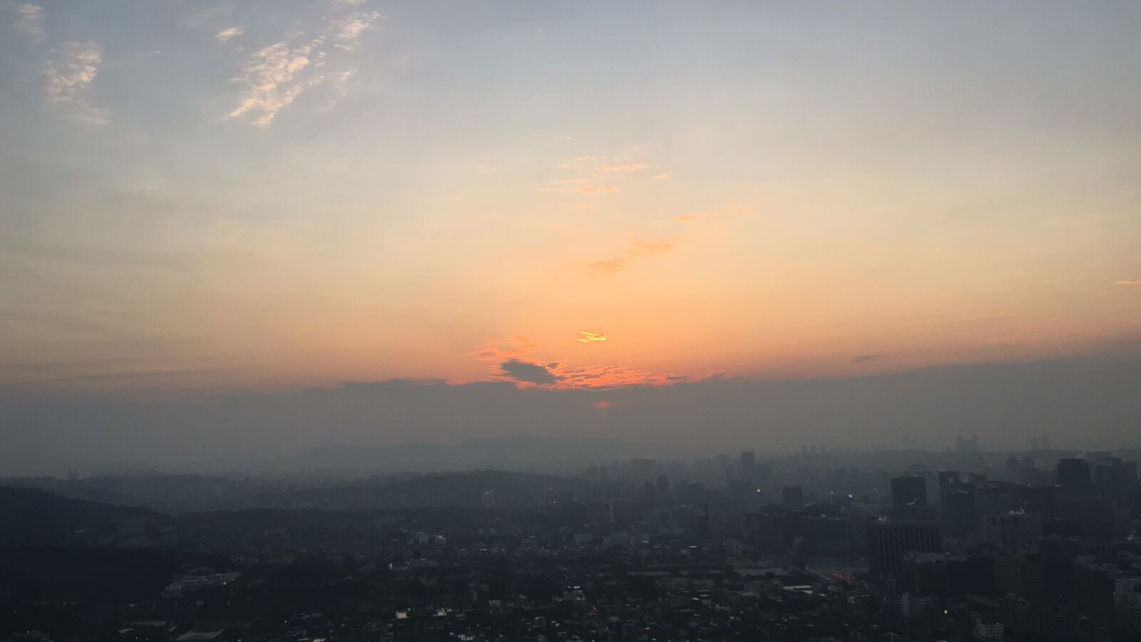 iPhone SE back camera 4.15mm f/2.2 sample photo. Sunrise, city, sky photography