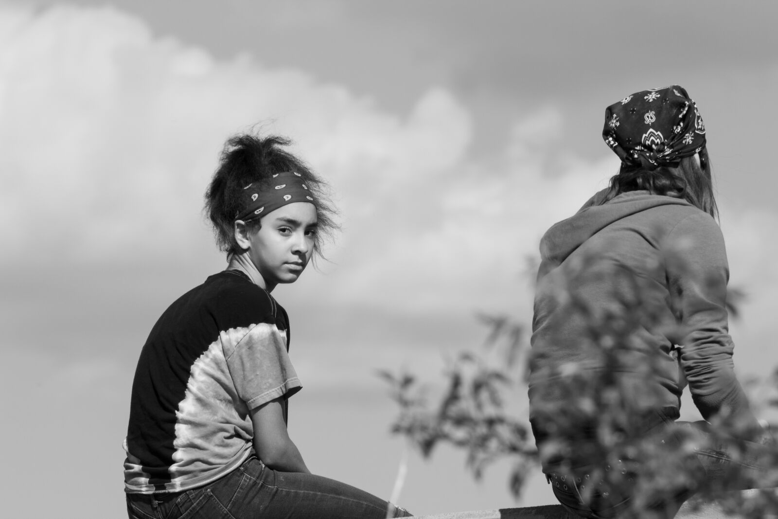 Canon EF75-300mm f/4-5.6 sample photo. Women on wall, sitting photography