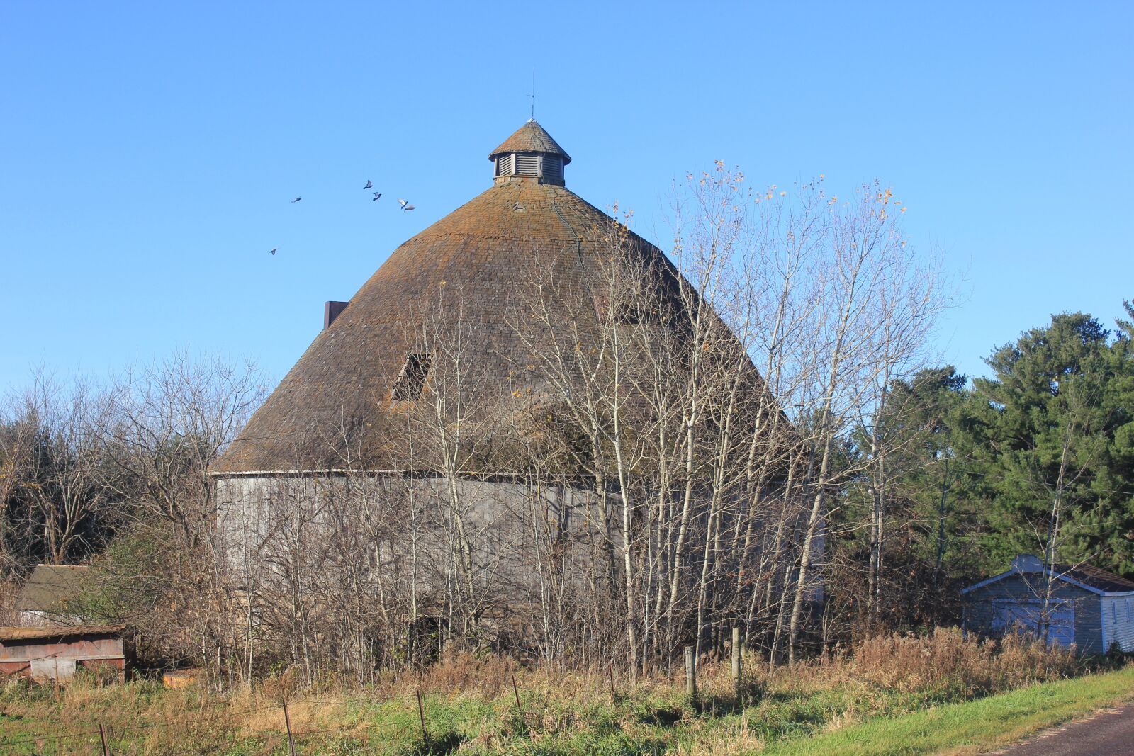 Canon EOS 550D (EOS Rebel T2i / EOS Kiss X4) sample photo. Round barn, barn, rural photography