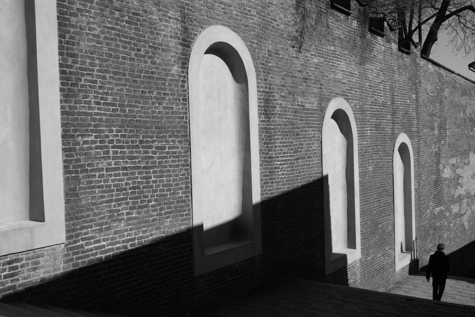 Canon EOS 350D (EOS Digital Rebel XT / EOS Kiss Digital N) sample photo. Prague, shadow, architecture photography
