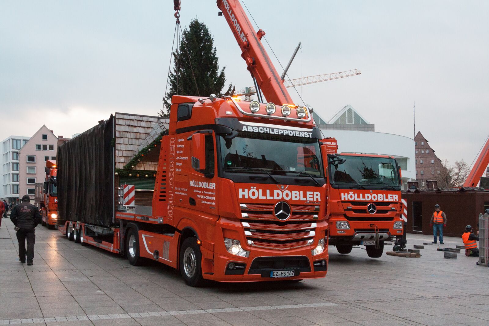 Canon EF-S 17-85mm F4-5.6 IS USM sample photo. Truck, low-bed trailer, crane photography