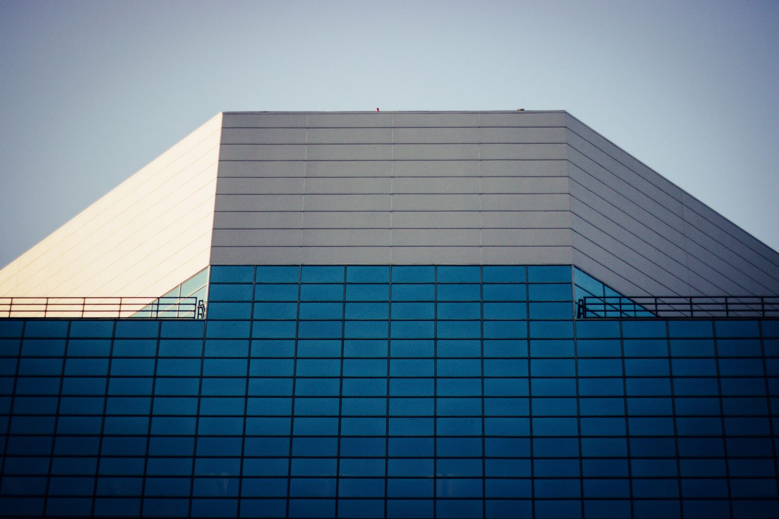 Canon EOS 600D (Rebel EOS T3i / EOS Kiss X5) sample photo. Building, sky, office photography