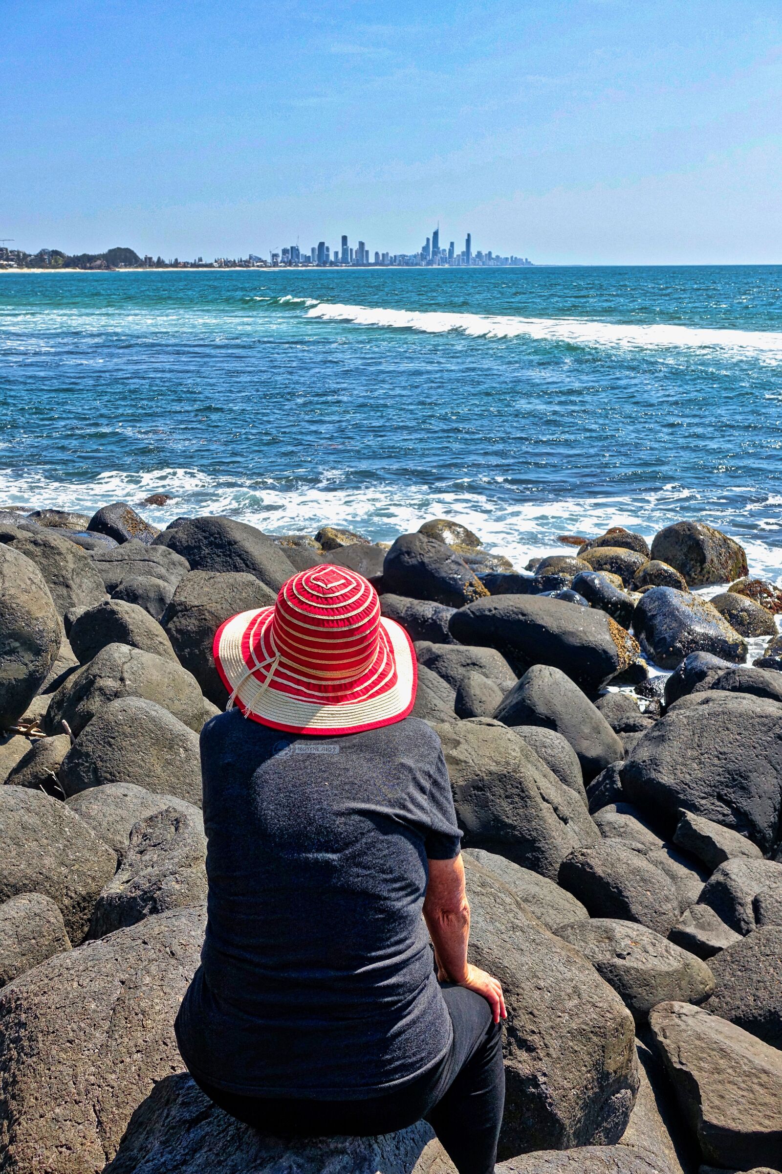 Sony Cyber-shot DSC-RX100 III sample photo. Coast, rocks, perspective photography