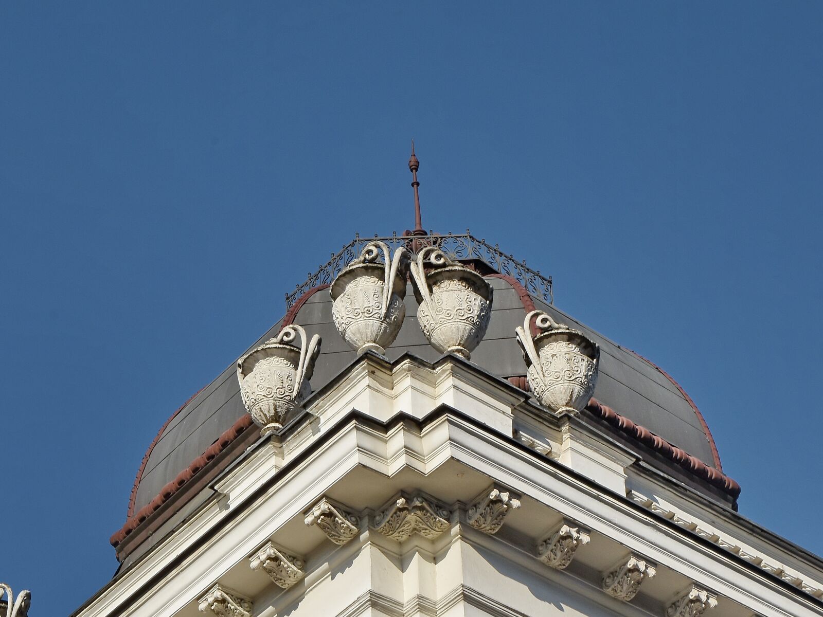 Nikon D5500 sample photo. Sculpture, vase, roof, architecture photography