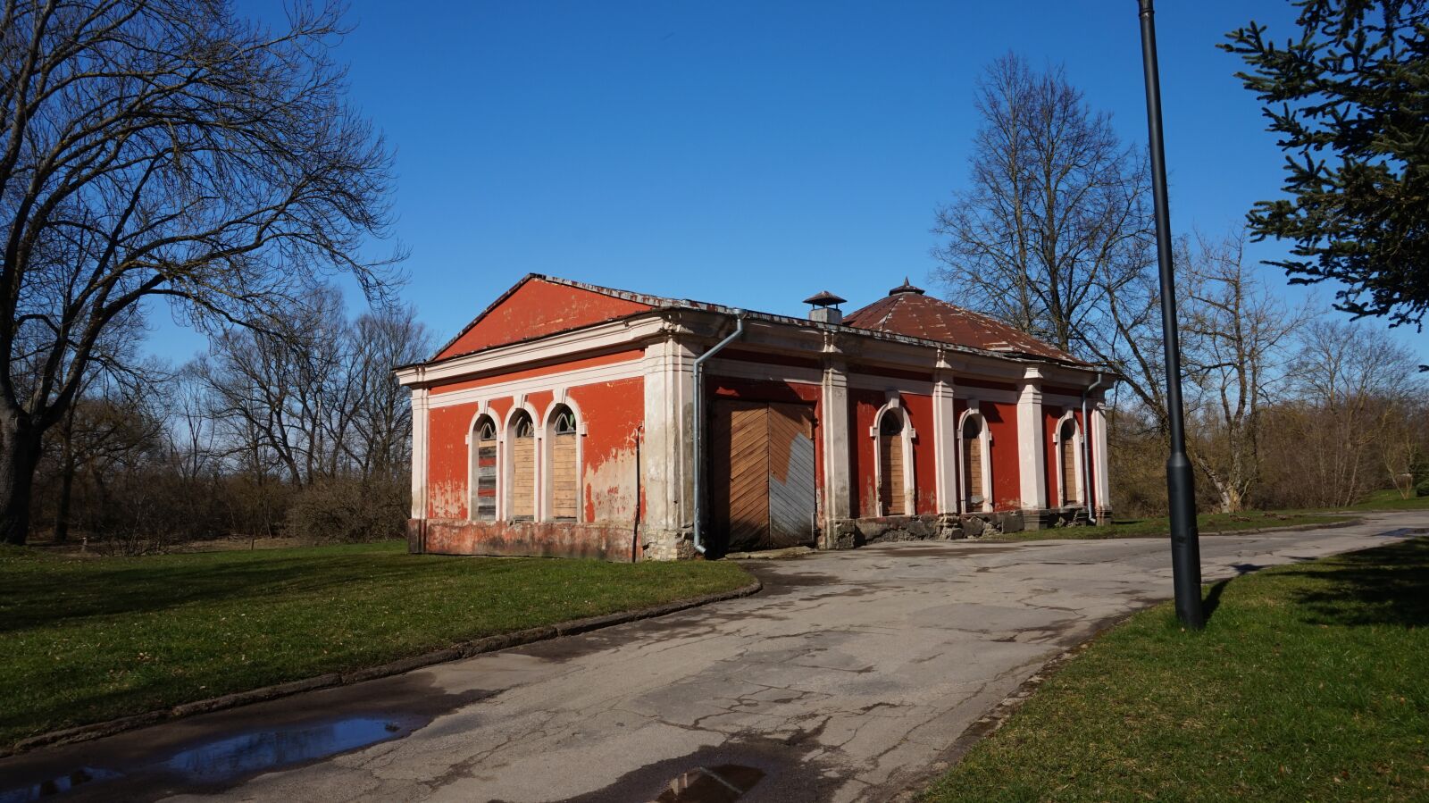 Sony Alpha a5000 (ILCE 5000) sample photo. University, old house, architecture photography