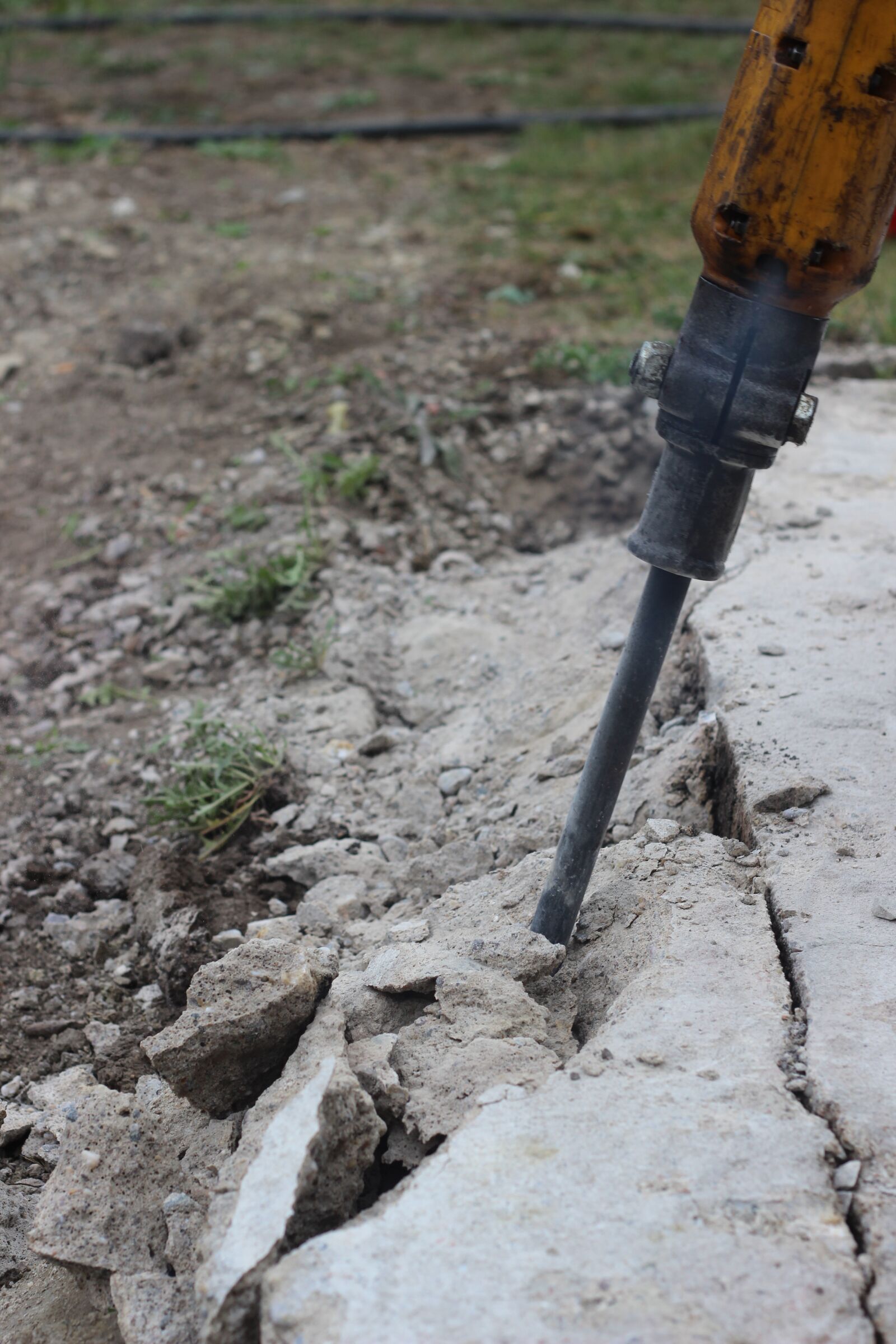 Canon EOS 600D (Rebel EOS T3i / EOS Kiss X5) + Canon EF 50mm F1.8 II sample photo. Hammer drill, site, hilti photography
