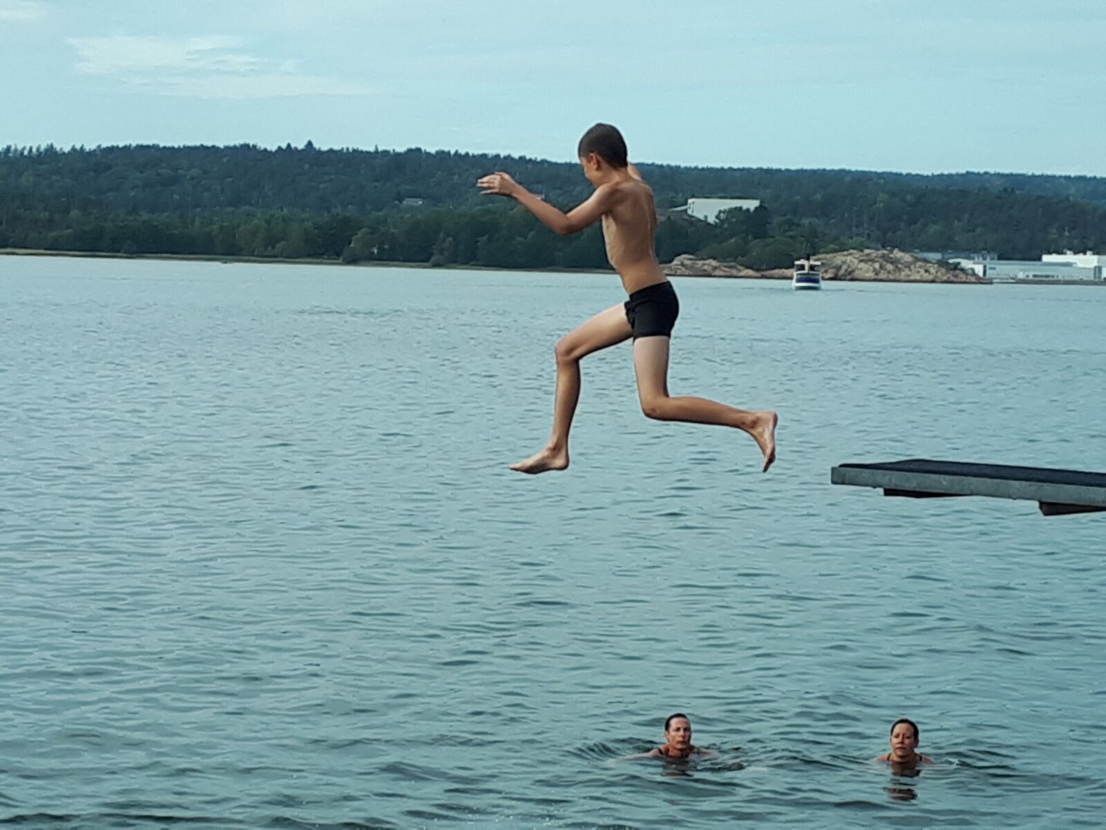 Samsung Galaxy A5(2017) sample photo. Jump, sea, swim photography