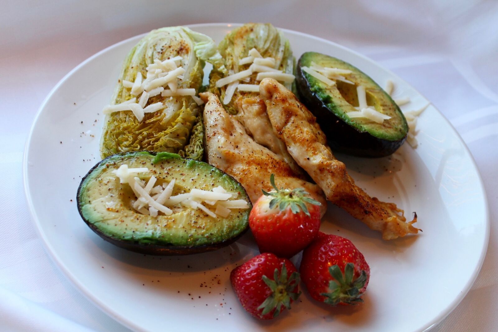 Canon EOS 1100D (EOS Rebel T3 / EOS Kiss X50) sample photo. Chicken, avocado, heart salad photography