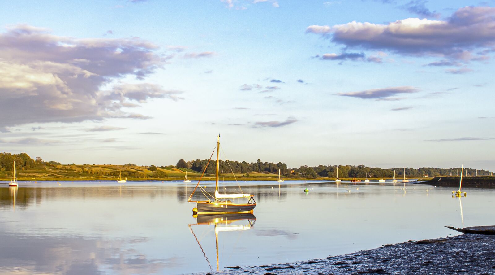 Canon EOS 80D + Canon EF-S 18-55mm F3.5-5.6 IS STM sample photo. River, deben, boats photography