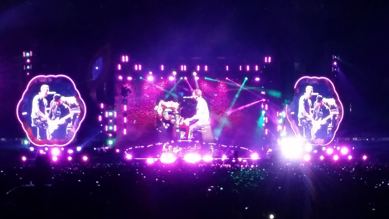 Samsung Galaxy S5 sample photo. Coldplay, concert, crowd, lights photography