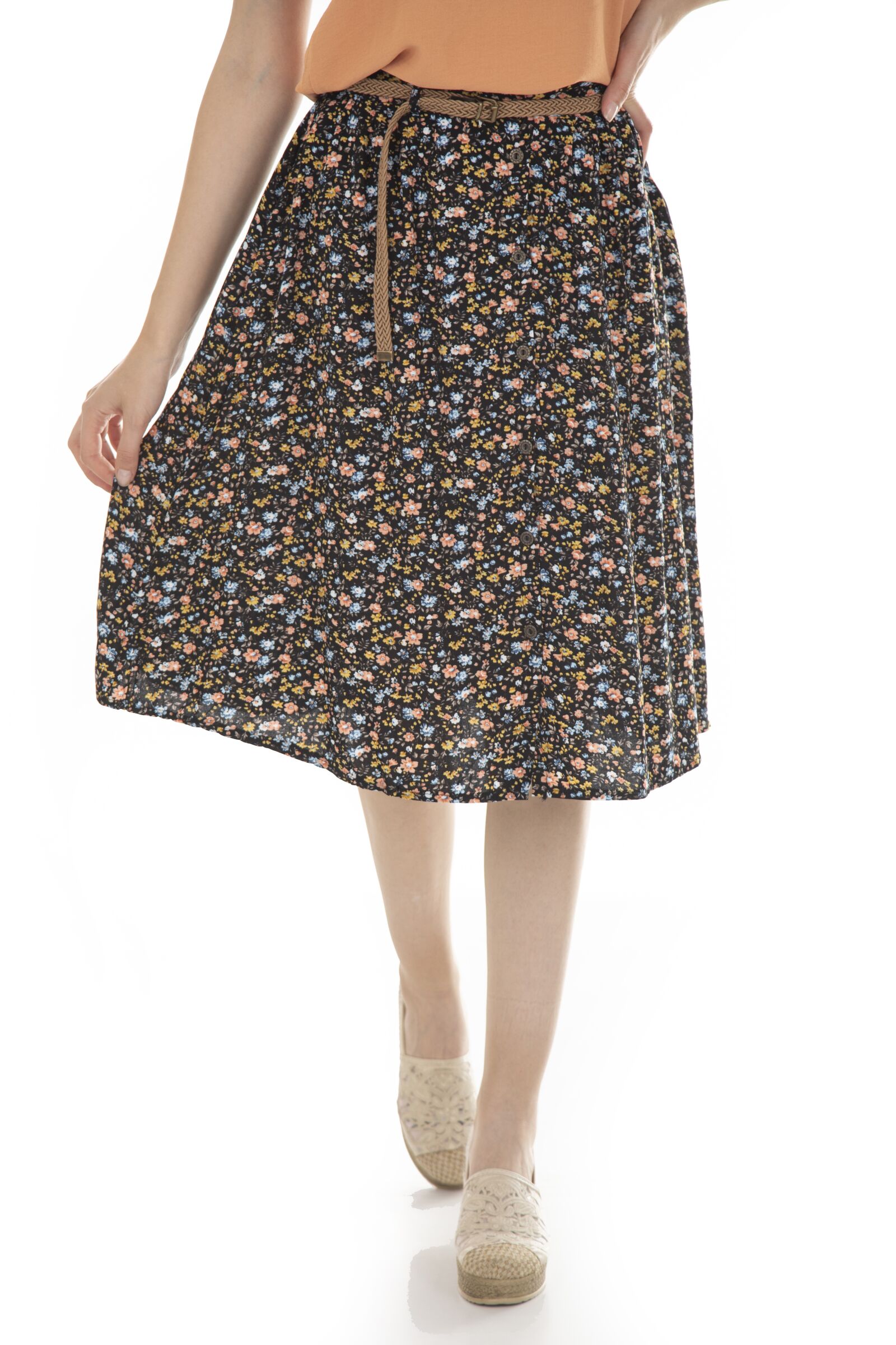 Canon EOS 5D Mark IV sample photo. Skirt, woman, summer photography