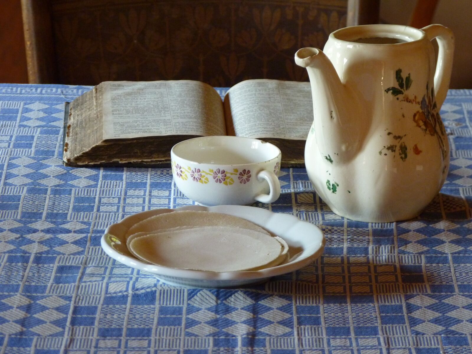 Panasonic Lumix DMC-FZ35 (Lumix DMC-FZ38) sample photo. Table, tablecloth, plate photography