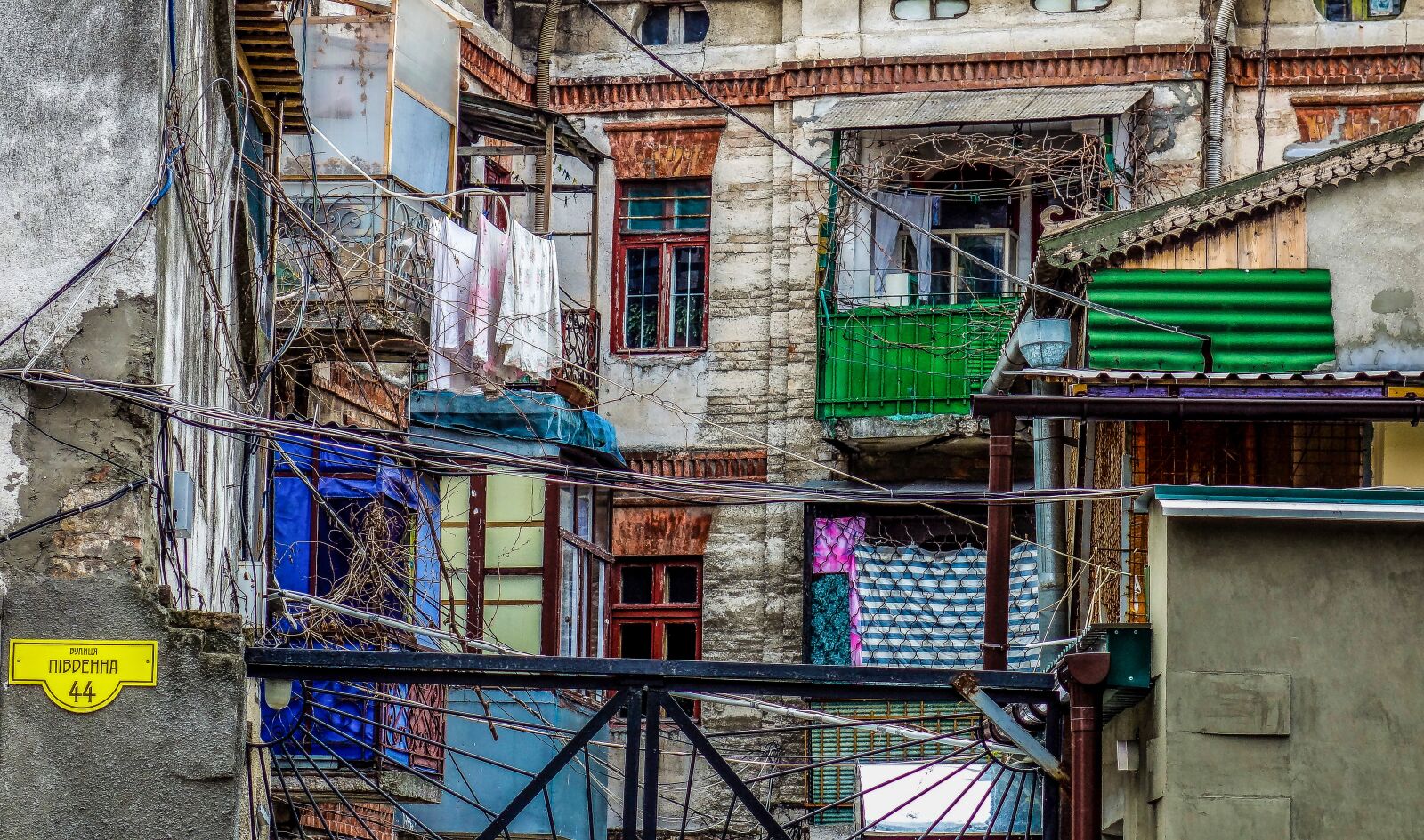 Sony Cyber-shot DSC-RX100 sample photo. Odessa, yard, balconies photography