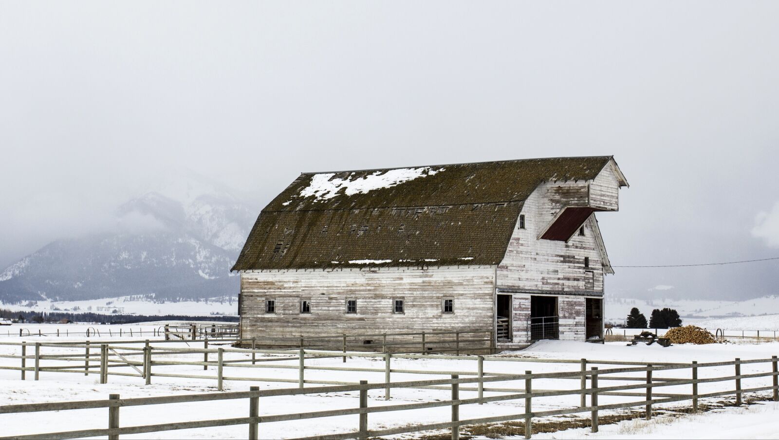 Canon EOS 600D (Rebel EOS T3i / EOS Kiss X5) + Canon EF 17-40mm F4L USM sample photo. Barn, wood, farm photography