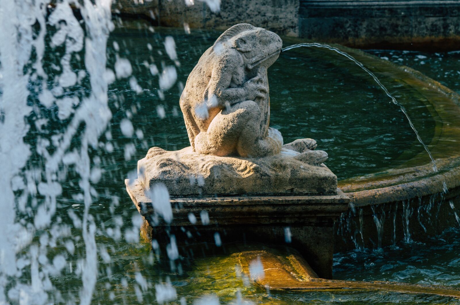 Sigma sample photo. Fountain, frog, sculpture photography