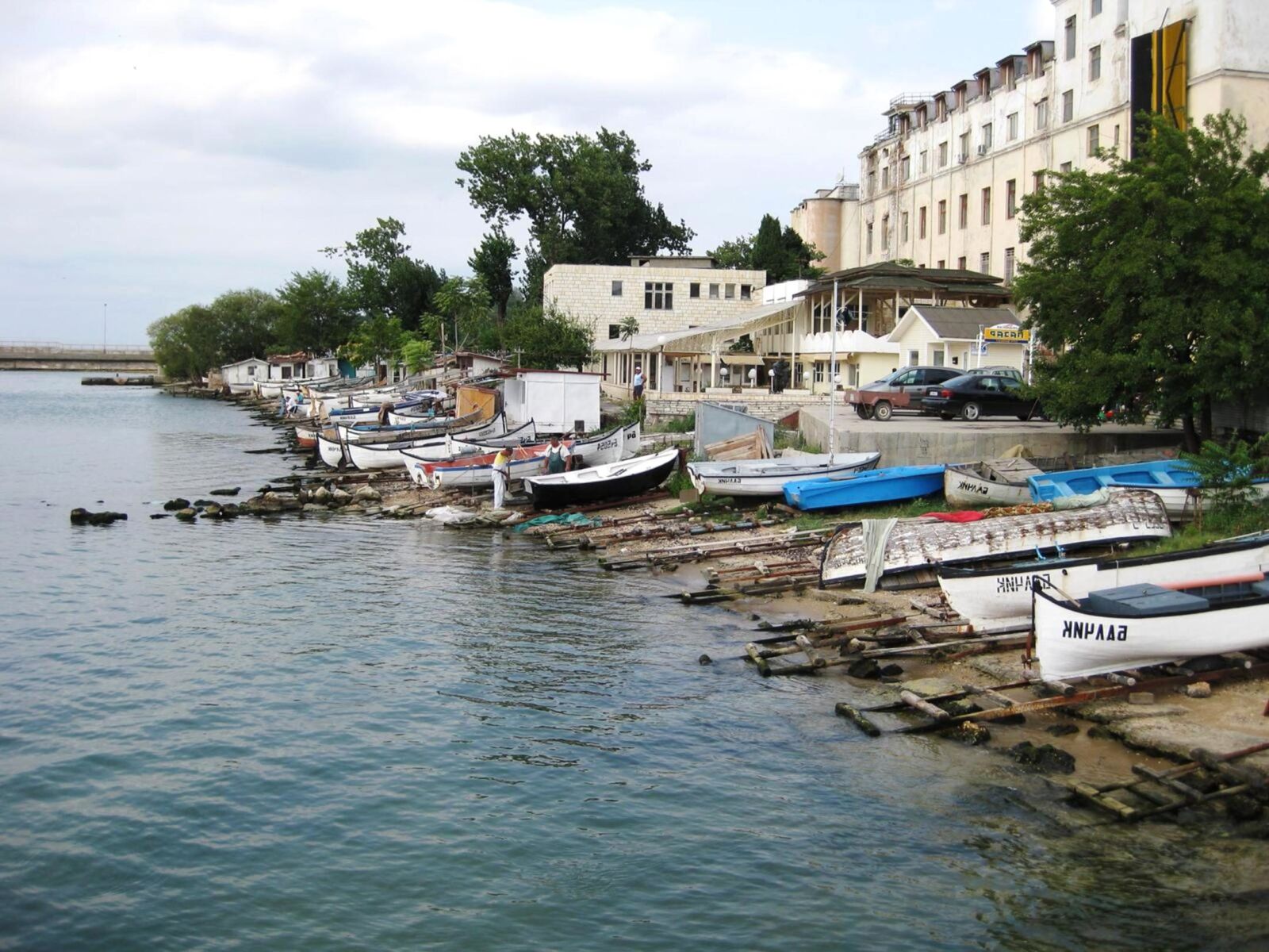 Canon PowerShot SD1100 IS (Digital IXUS 80 IS / IXY Digital 20 IS) sample photo. Water, boat, seashore, sea photography