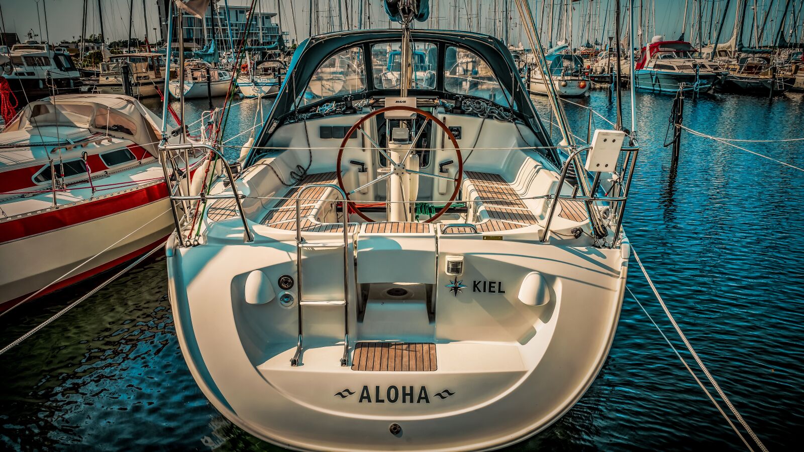 Sony a7 II + Sony FE 28-70mm F3.5-5.6 OSS sample photo. Powerboat, boat, yacht photography