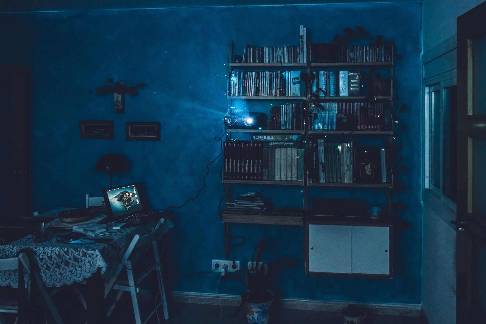 Sony FE 24-105mm F4 G OSS sample photo. Cinema, projector, house photography