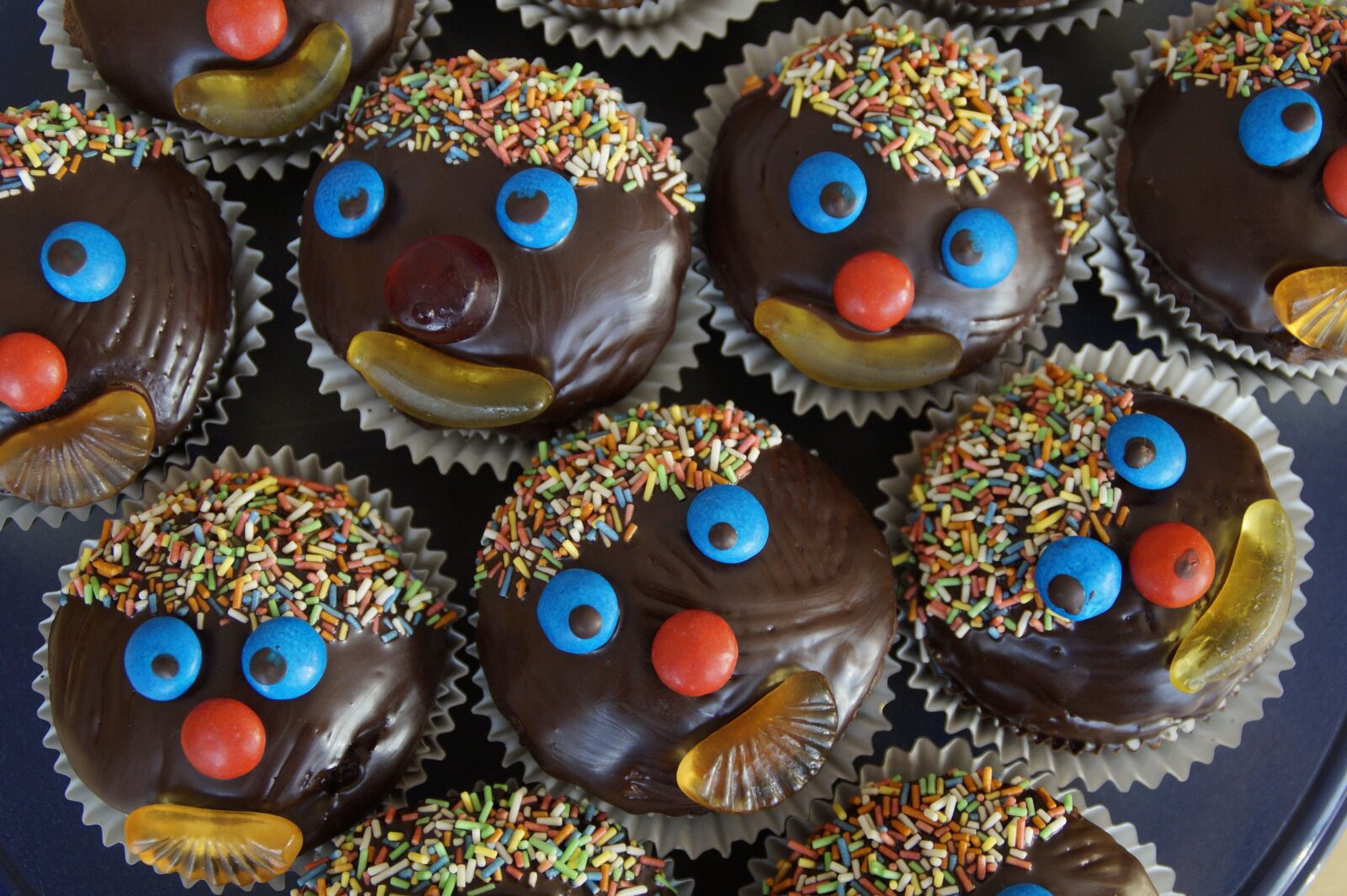 Sony SLT-A58 sample photo. Schokomuffins, muffins, clown photography