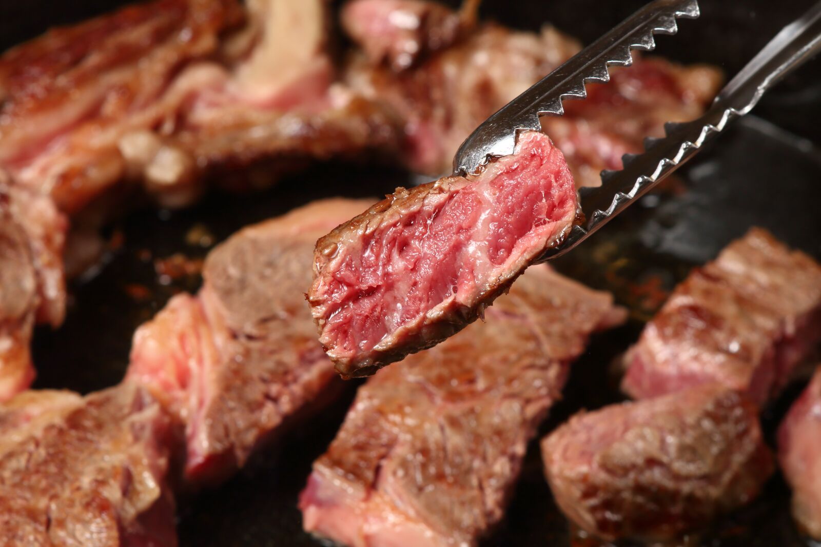 Canon EOS 70D + Canon EF 24-70mm F2.8L USM sample photo. Beef, barbecues, bbq photography
