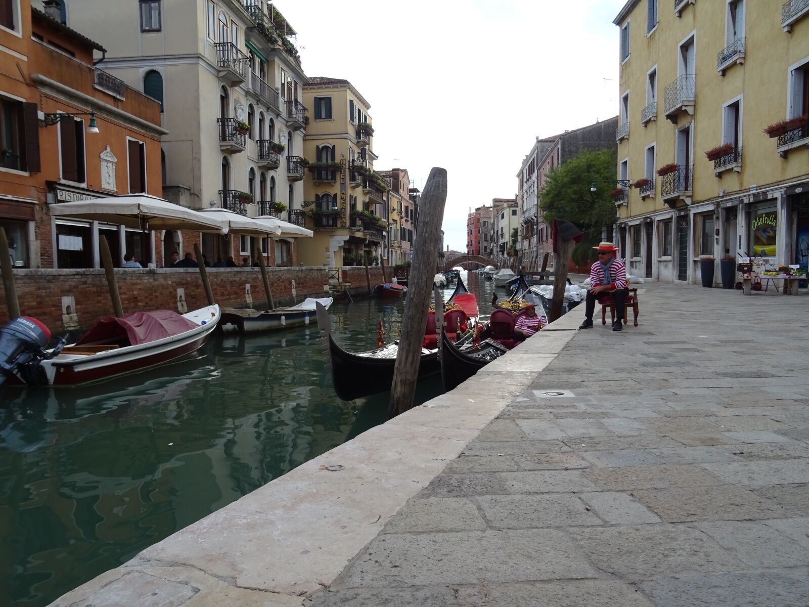 Sony DSC-HX60 sample photo. Venice, gondola, gondolier photography