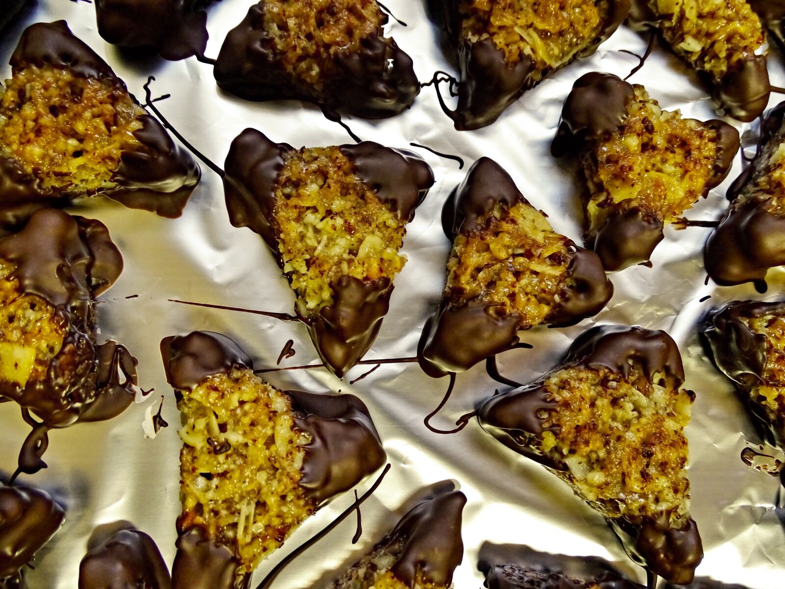 Sony Cyber-shot DSC-HX400V sample photo. Walnut corners, pastries, bake photography