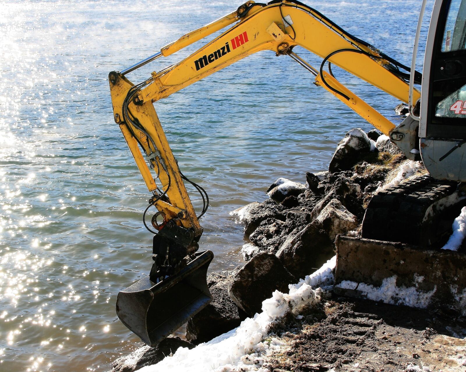 Canon EOS 400D (EOS Digital Rebel XTi / EOS Kiss Digital X) sample photo. Excavator, yellow, lake photography