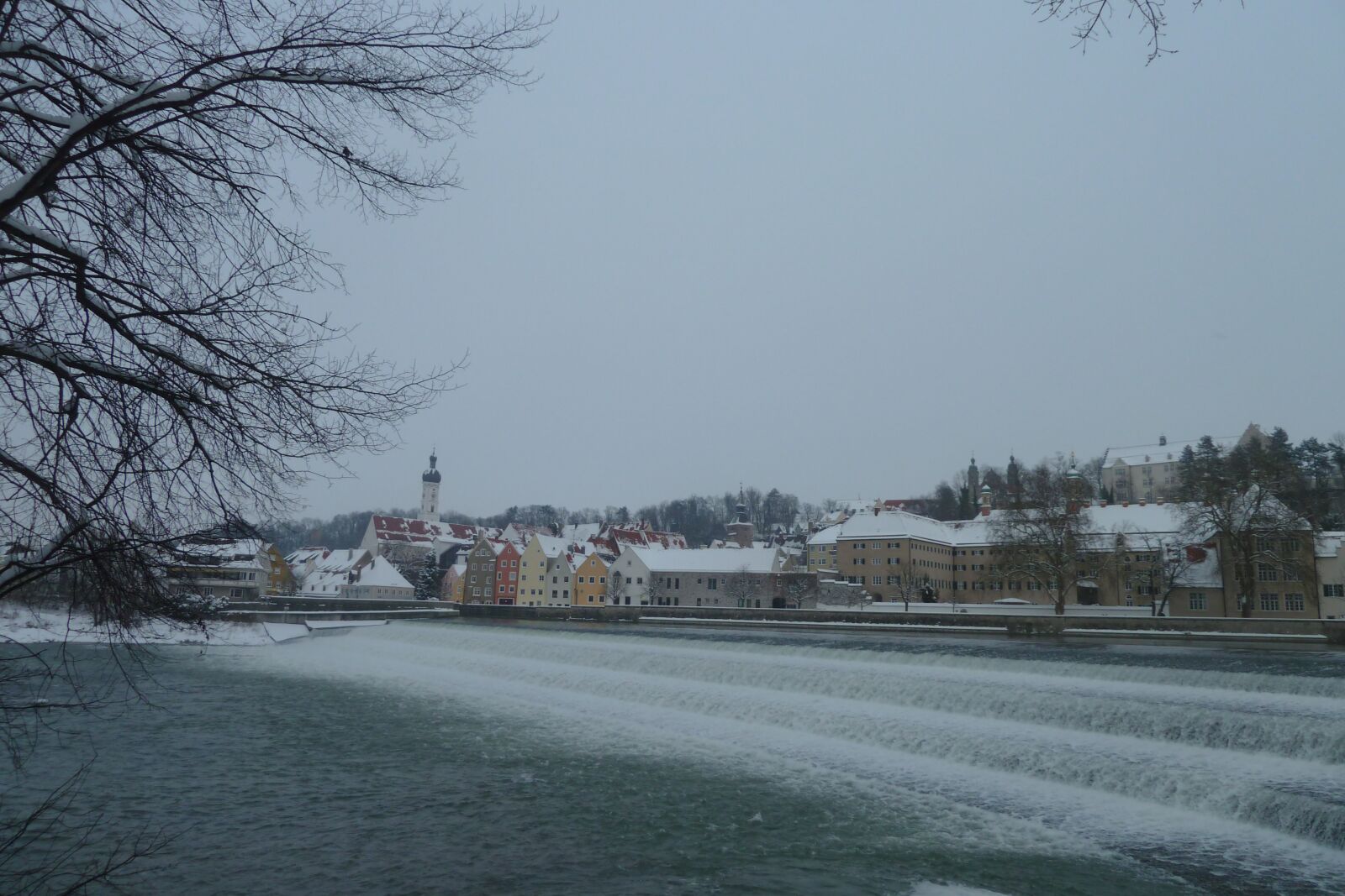 Panasonic Lumix DMC-ZS7 (Lumix DMC-TZ10) sample photo. River, ice, city photography