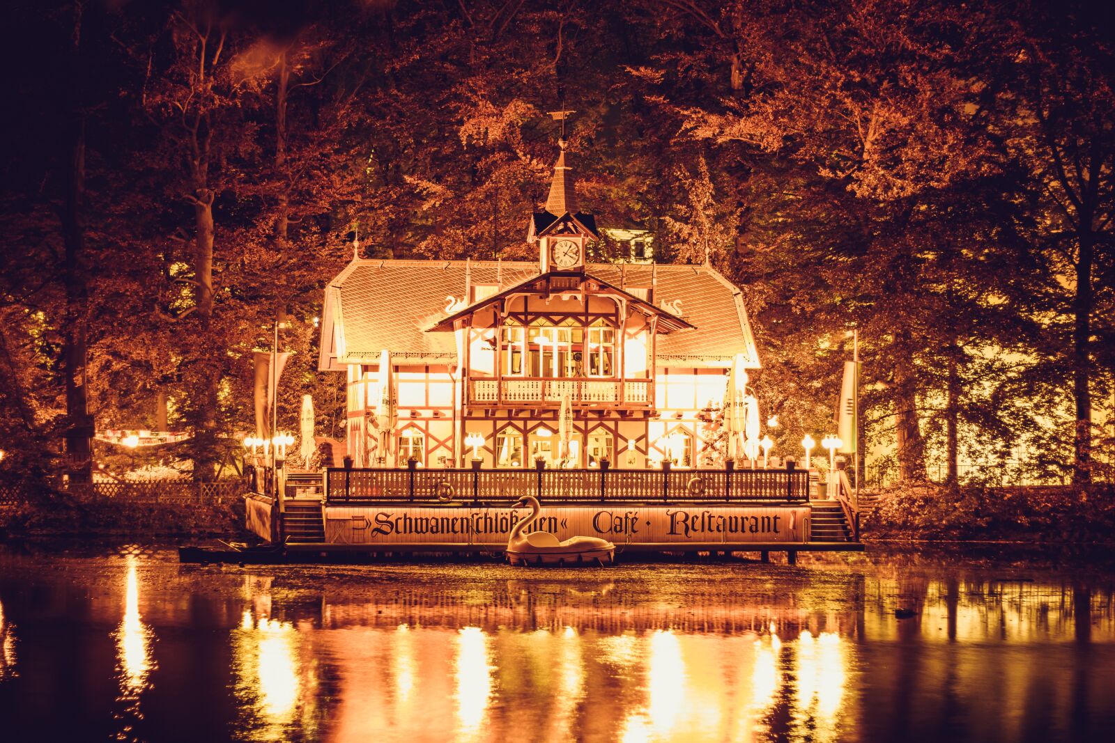Canon EF 50mm F1.8 STM sample photo. Restaurant, night photograph, historically photography