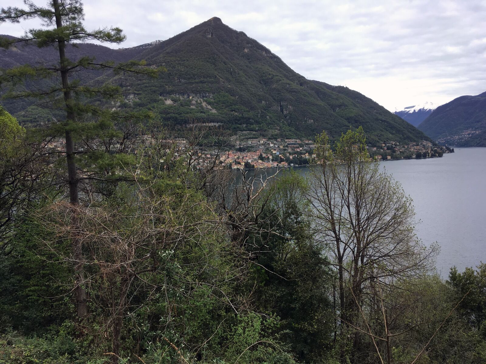 iPhone SE back camera 4.15mm f/2.2 sample photo. Italy, lake, come photography
