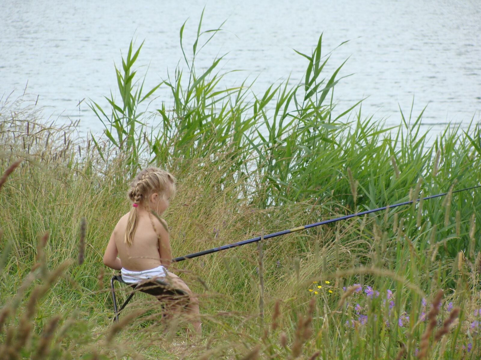Sony Cyber-shot DSC-H10 sample photo. Fisherwoman, nature, lake photography
