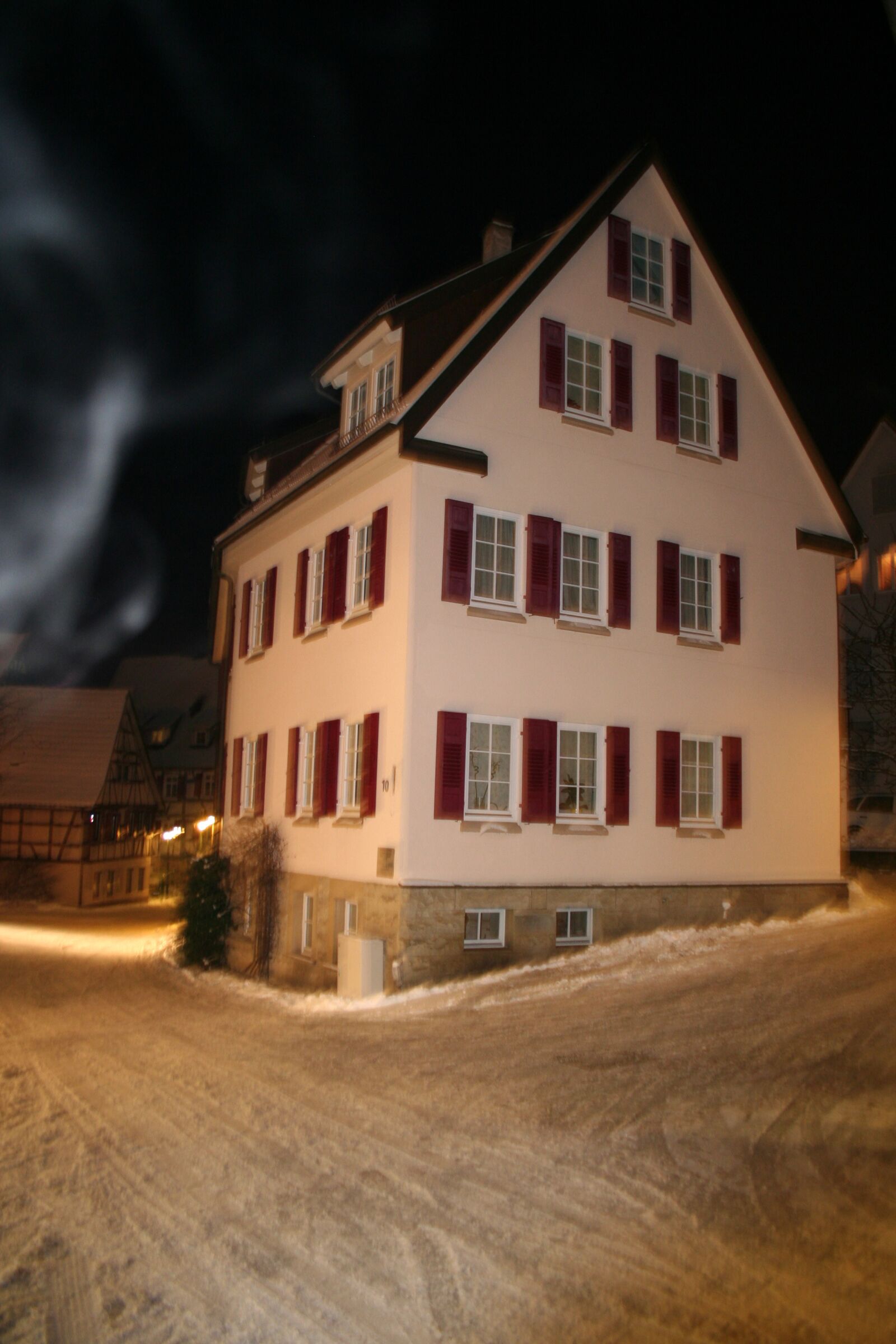 Canon EOS 350D (EOS Digital Rebel XT / EOS Kiss Digital N) sample photo. Snow, house, winter photography