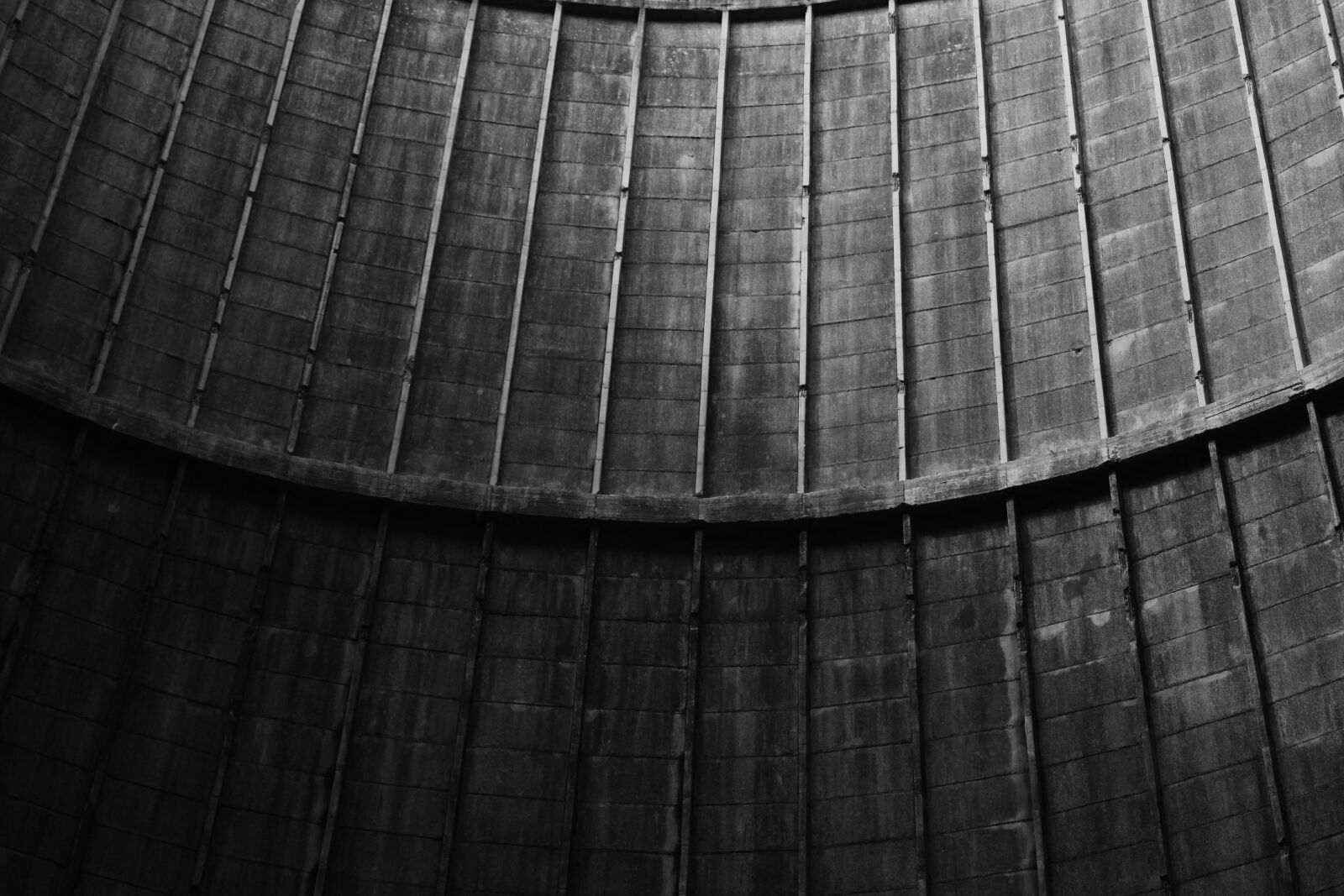 Canon EOS 550D (EOS Rebel T2i / EOS Kiss X4) sample photo. Wall, abandoned, tank photography
