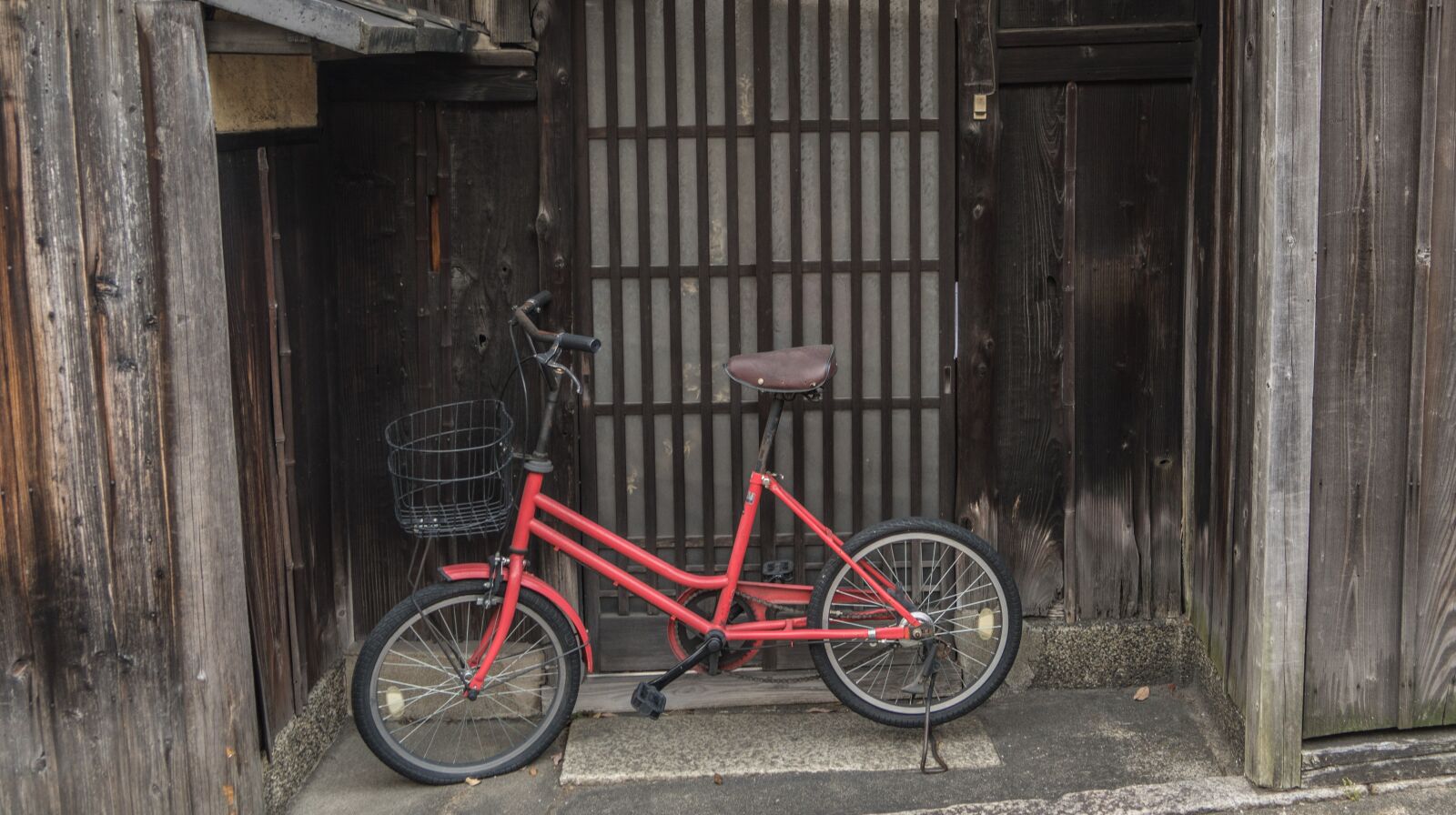 Sony a7R II + Sony FE 24-240mm F3.5-6.3 OSS sample photo. Bicycle, red, japan photography
