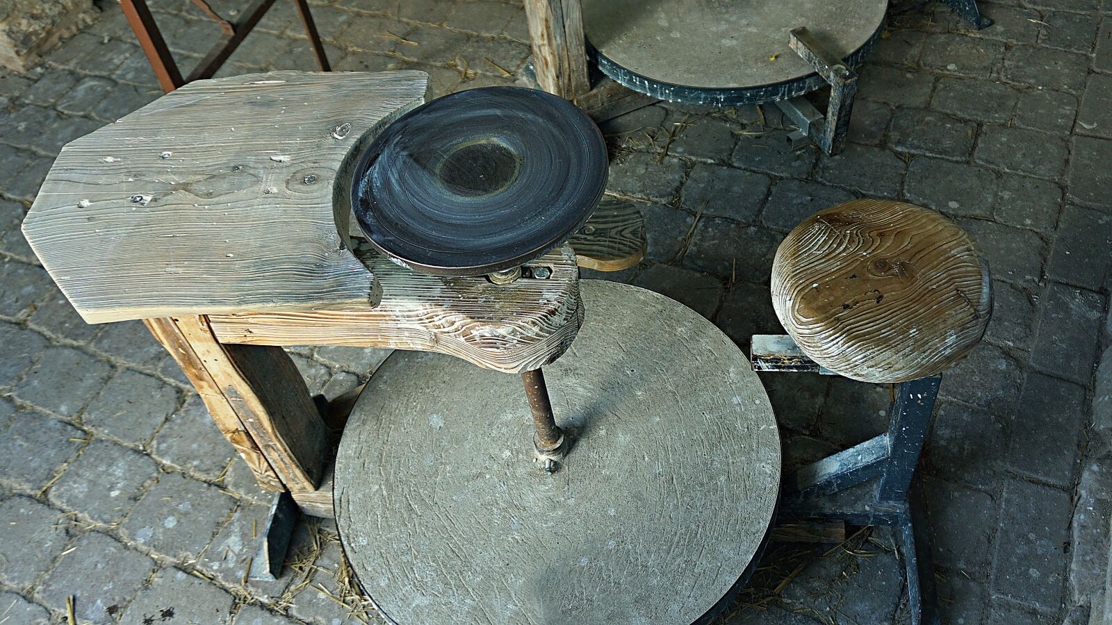 Sony E 16-50mm F3.5-5.6 PZ OSS sample photo. Age potter's chair, nostalgic photography