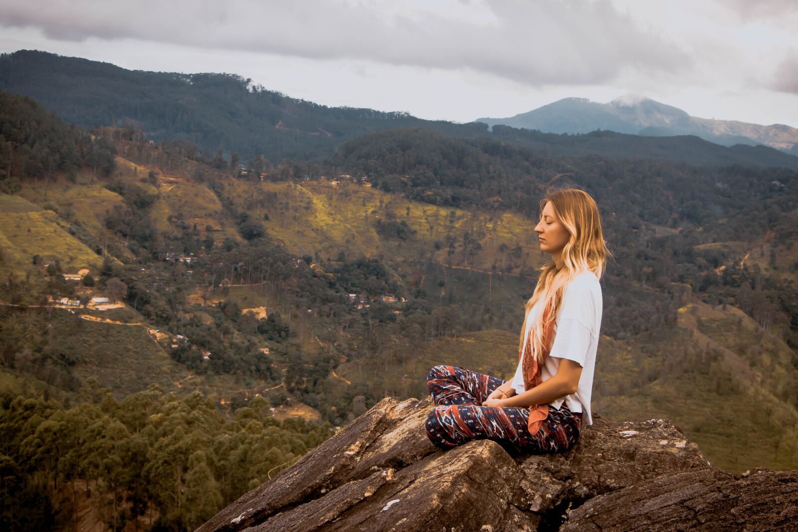 Canon EOS 70D + Canon EF-S 18-135mm F3.5-5.6 IS STM sample photo. Woman, meditate, healing photography