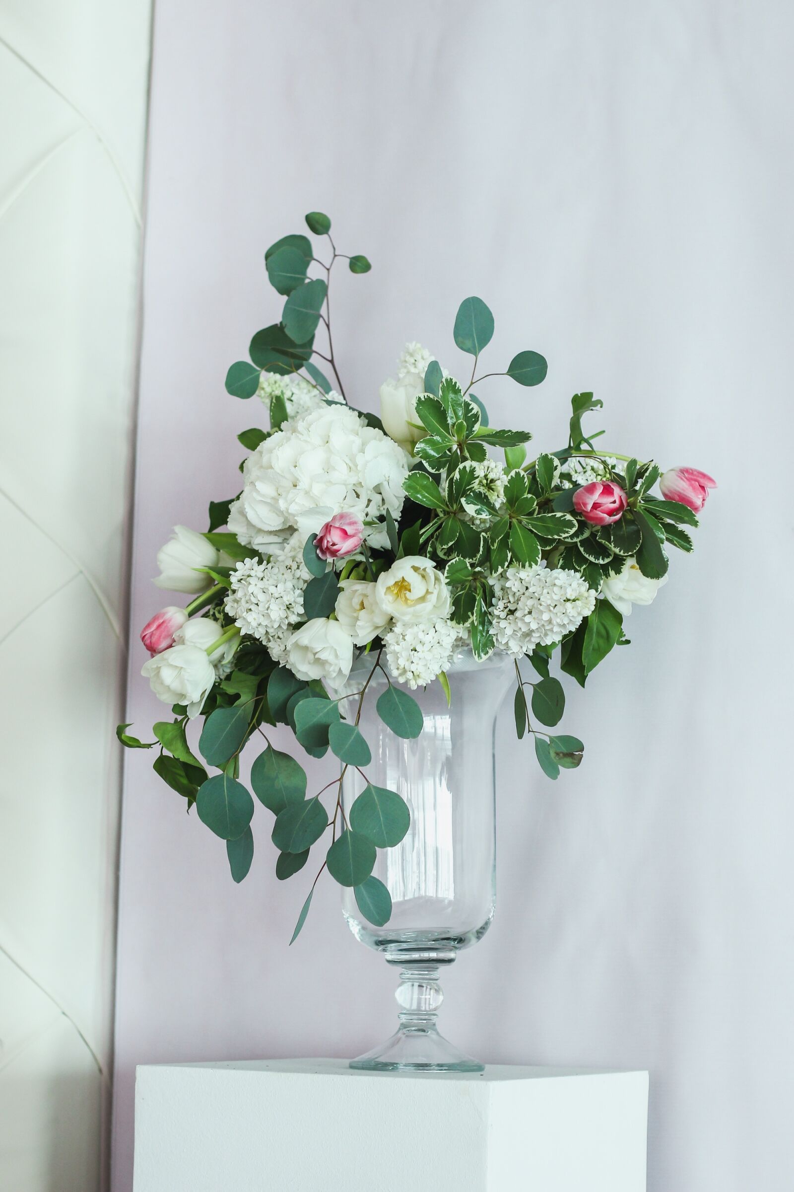 Canon EOS 600D (Rebel EOS T3i / EOS Kiss X5) + Canon EF 50mm F1.8 II sample photo. Decor, flowers, wedding photography