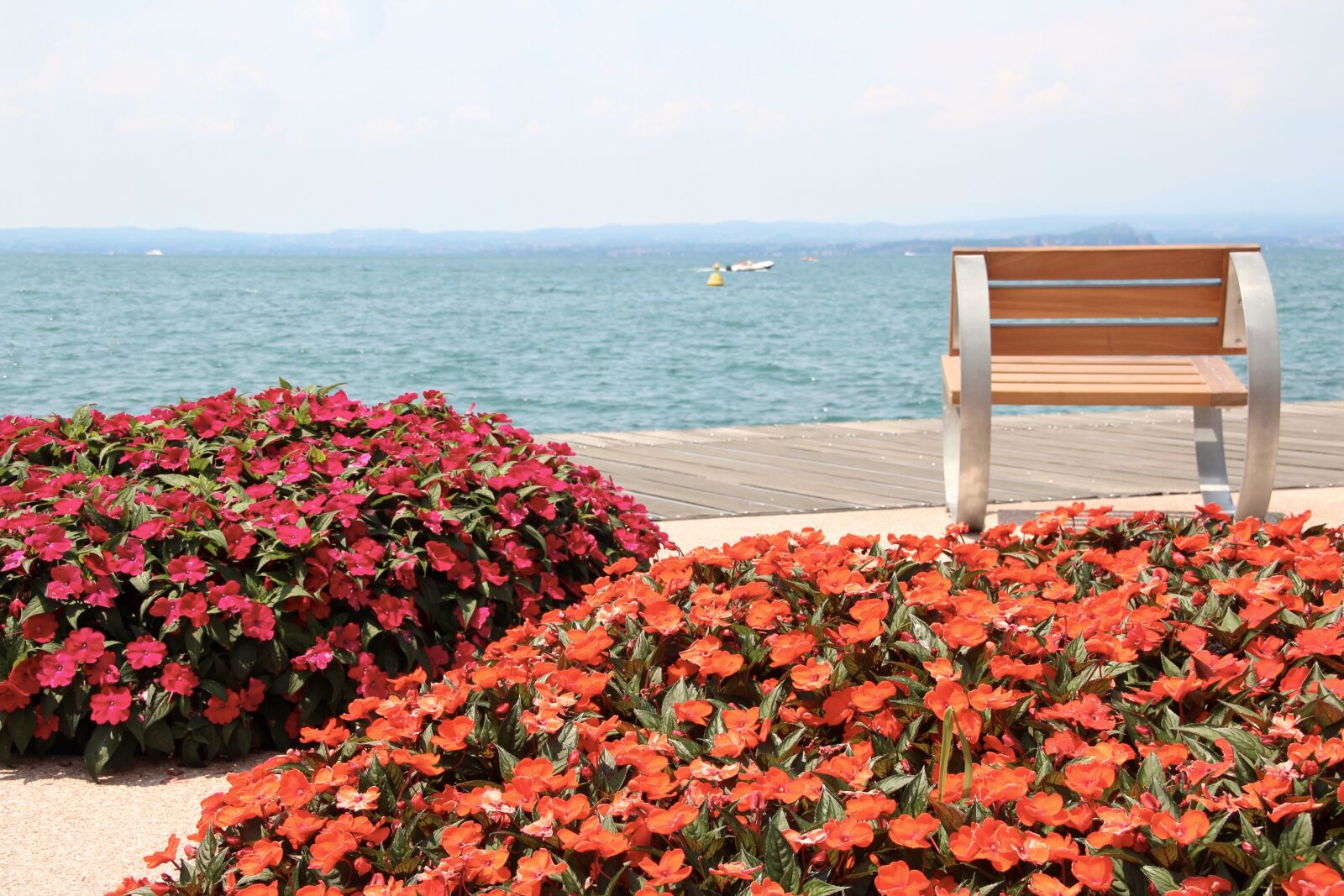 Canon EOS 600D (Rebel EOS T3i / EOS Kiss X5) sample photo. Outlook, garda, bank photography