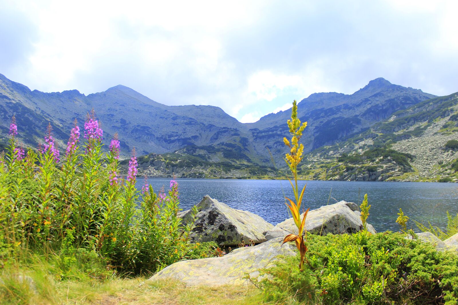 Canon EOS 4000D (EOS Rebel T100 / EOS 3000D) sample photo. Mountain, lake, rocks photography