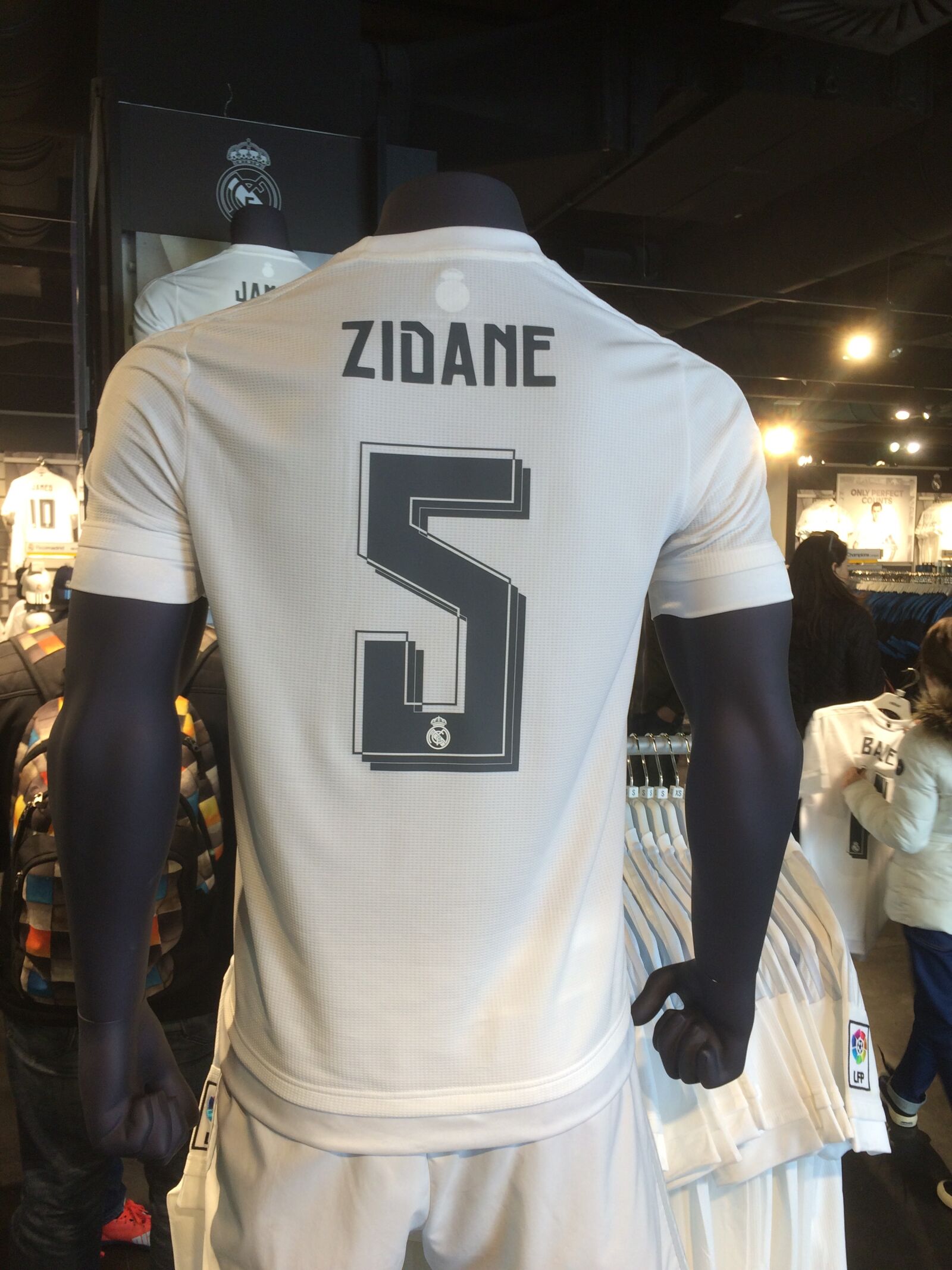 iPhone 5s back camera 4.15mm f/2.2 sample photo. Jersey, zidane, real madrid photography