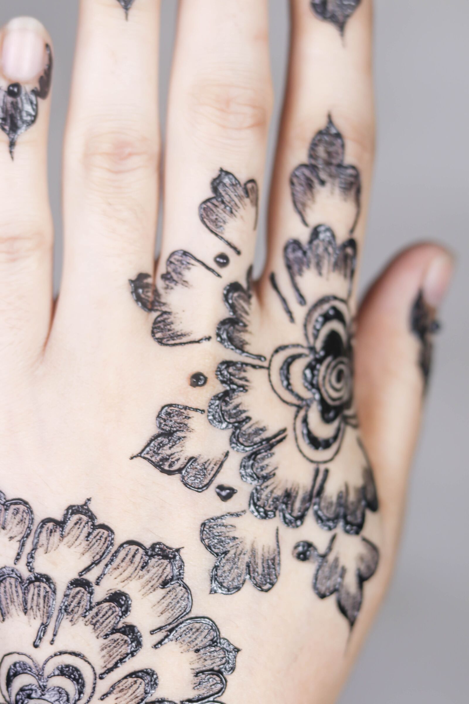 Canon EOS 80D + Canon EF 50mm F1.8 STM sample photo. Mehndi, henna, tattoo photography