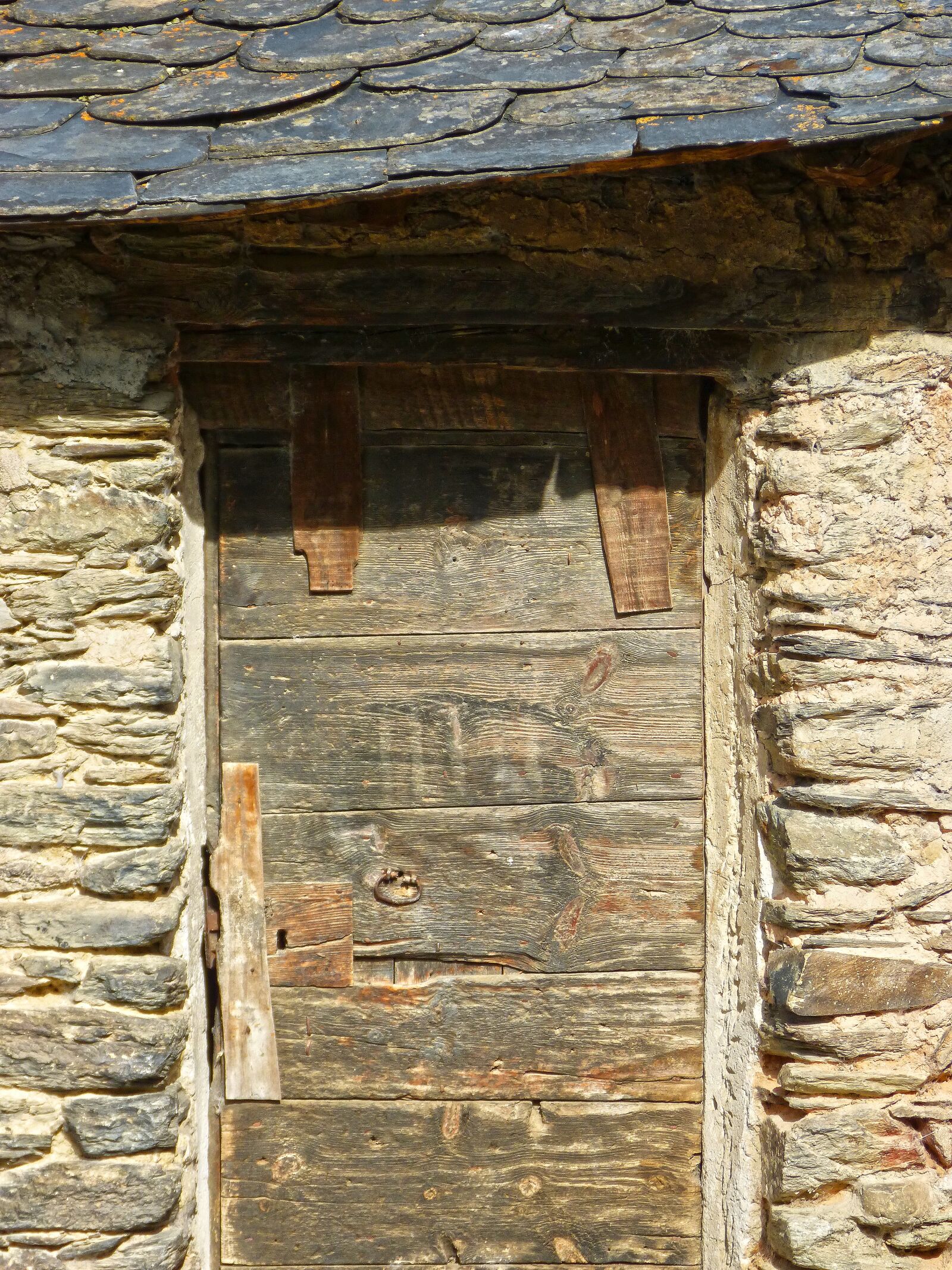 Panasonic DMC-FZ62 sample photo. Door, rustic, wood photography
